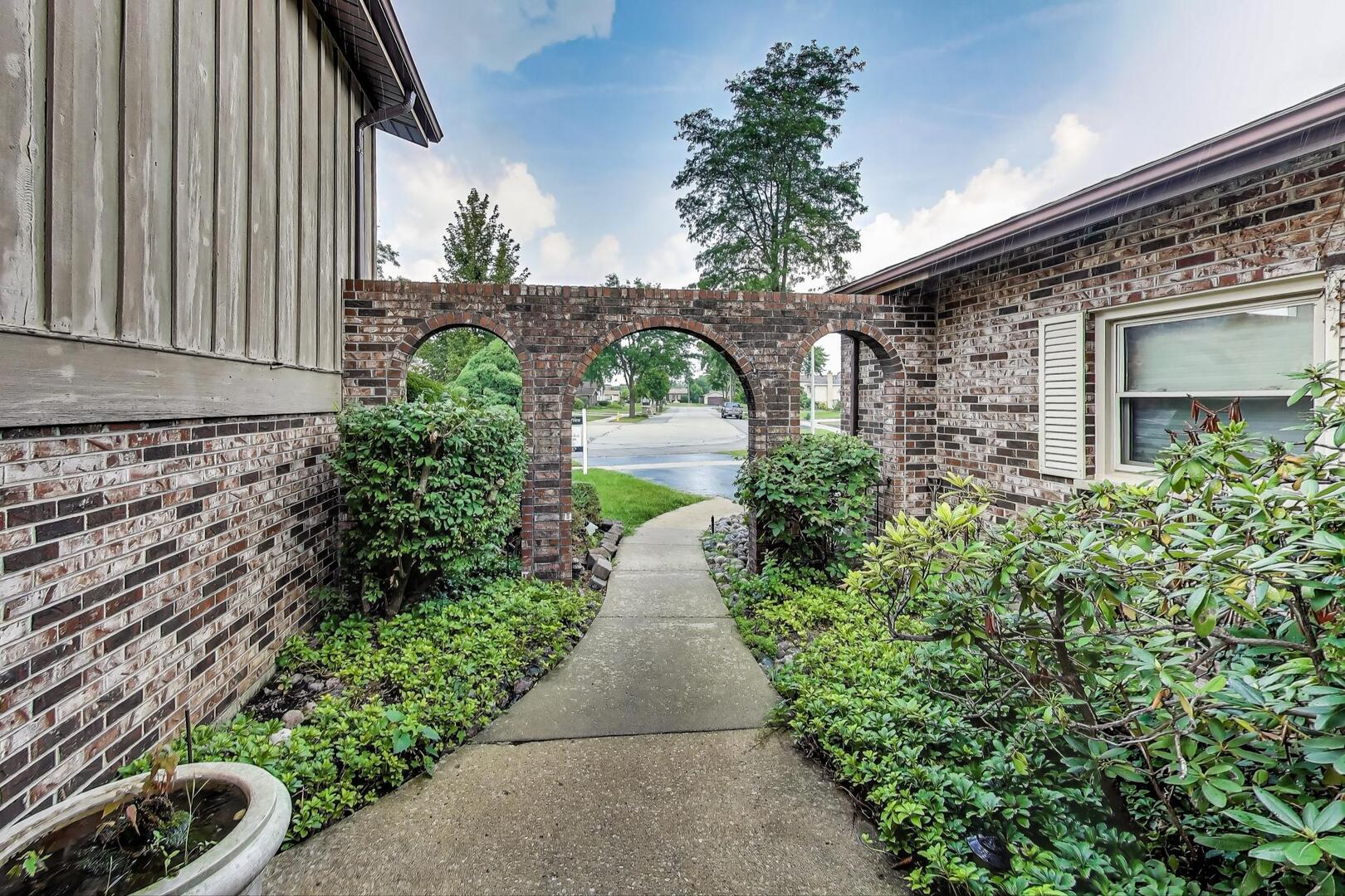 823 N Cambridge Row Road