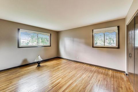 Tiny photo for 823 N Cambridge Row Road, Addison, IL 60101 (MLS # 12430216)