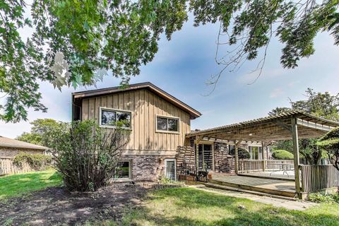 Tiny photo for 823 N Cambridge Row Road, Addison, IL 60101 (MLS # 12430216)