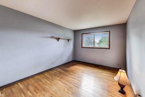 Tiny photo for 823 N Cambridge Row Road, Addison, IL 60101 (MLS # 12430216)