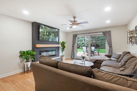 Tiny photo for 920 W Firestone Drive, Hoffman Estates, IL 60192 (MLS # 12615269)