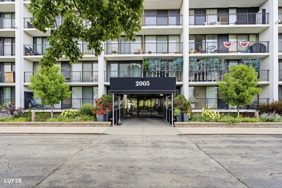 2005 S Finley Road 504