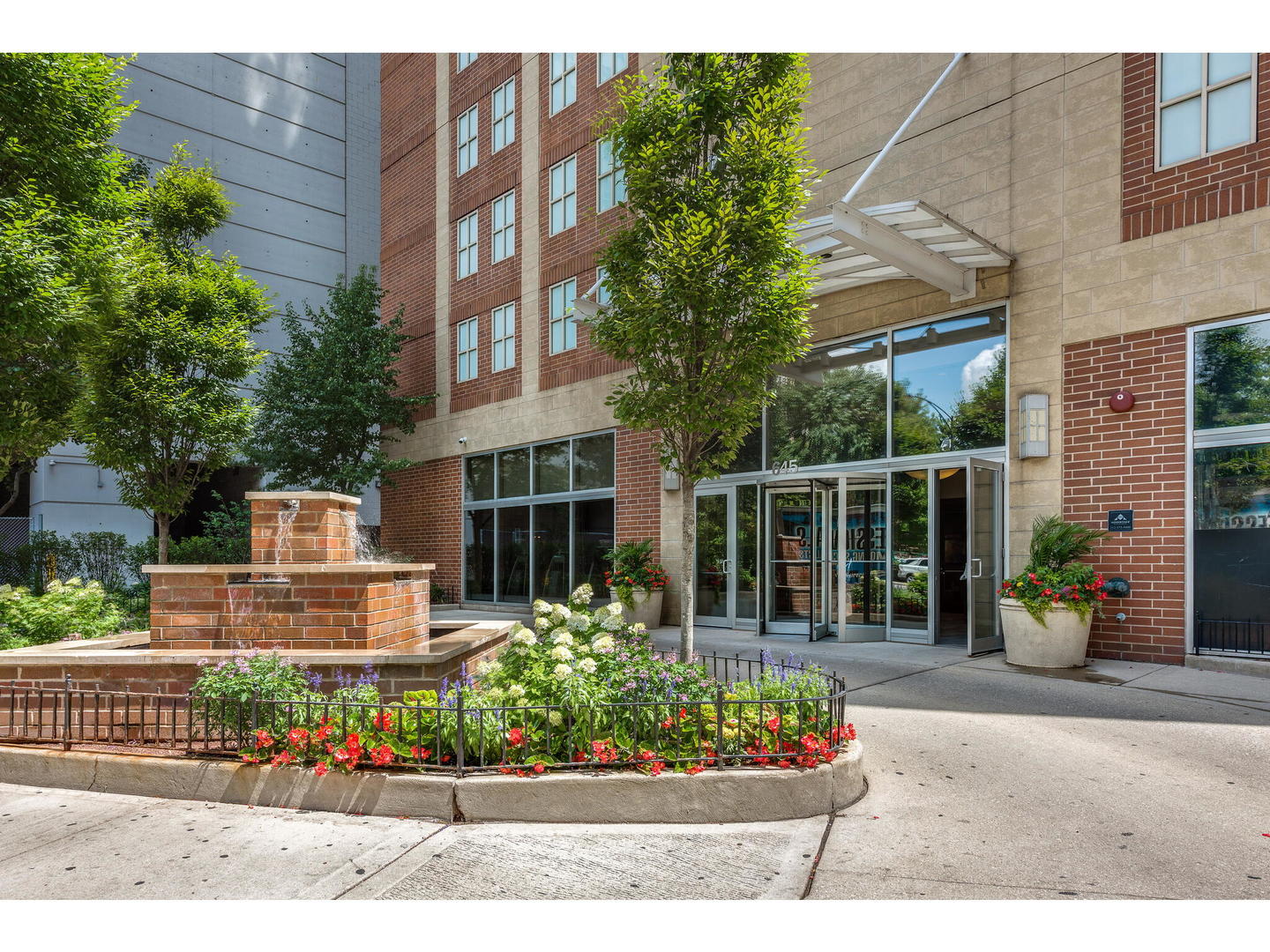 645 N KINGSBURY Street 1307