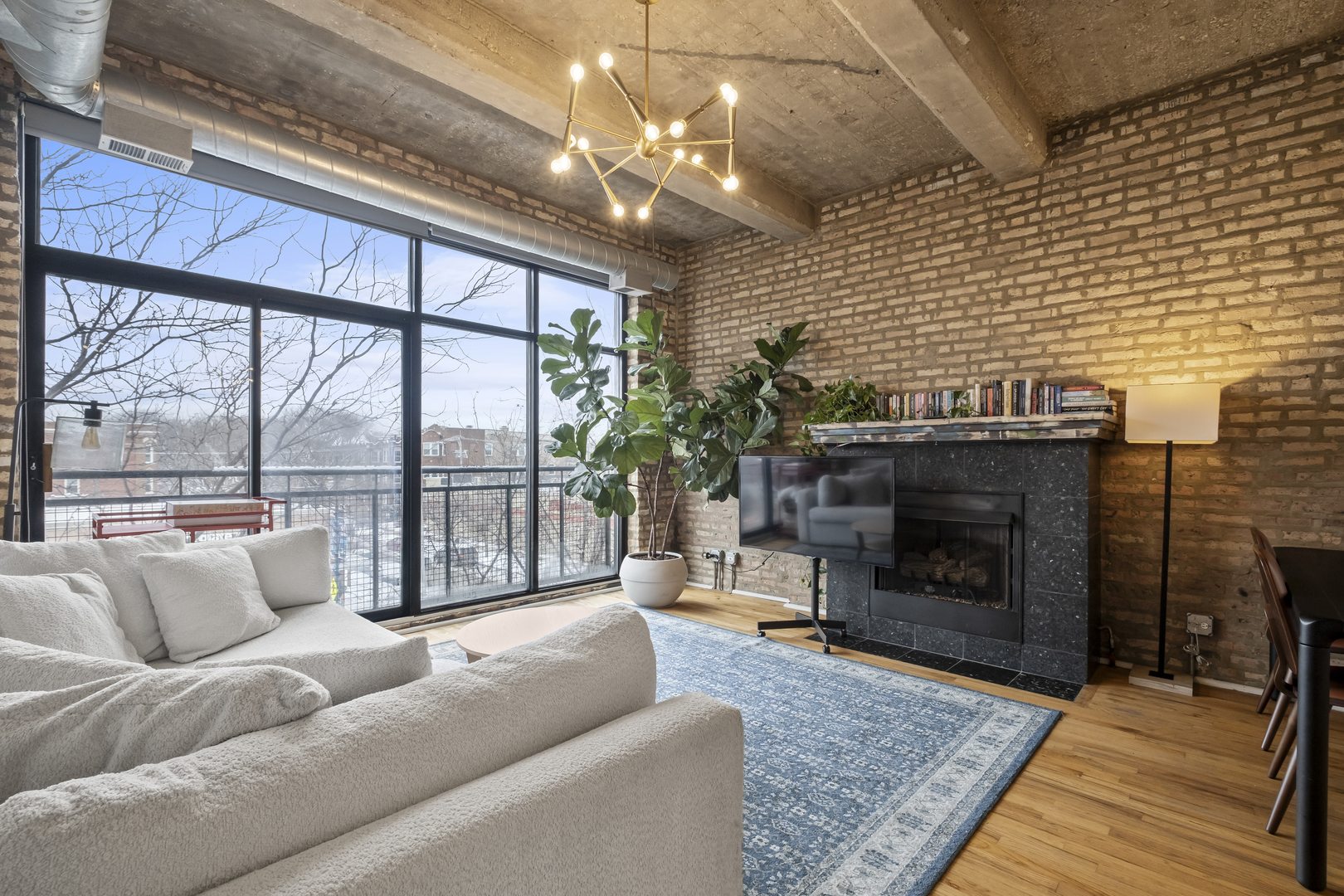 6135 N Broadway Street 300