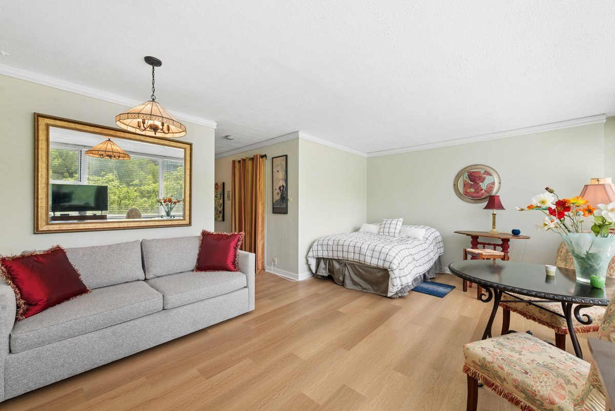 336 W Wellington Street 703
