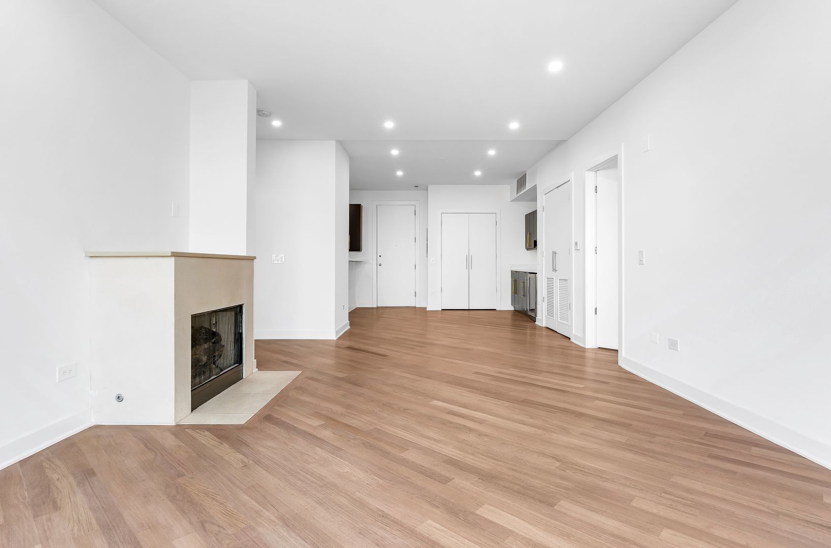 914 W Hubbard Street 305