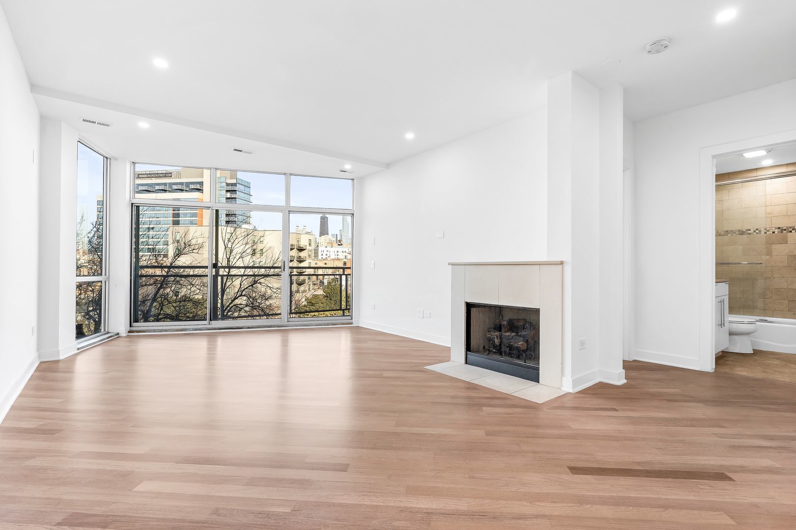 914 W Hubbard Street 305