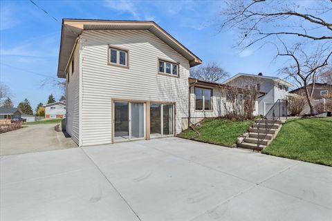 Tiny photo for 465 W Newport Road, Hoffman Estates, IL 60169 (MLS # 12594249)