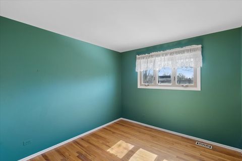 Tiny photo for 465 W Newport Road, Hoffman Estates, IL 60169 (MLS # 12594249)