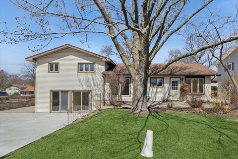 Tiny photo for 465 W Newport Road, Hoffman Estates, IL 60169 (MLS # 12594249)
