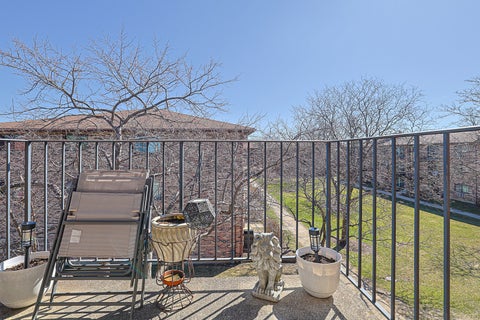 Tiny photo for 230 Klein Creek Court #F, Carol Stream, IL 60188 (MLS # 12759613)