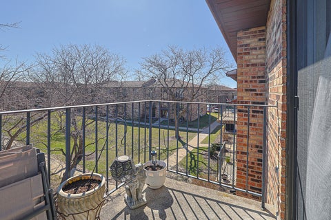 Tiny photo for 230 Klein Creek Court #F, Carol Stream, IL 60188 (MLS # 12759613)