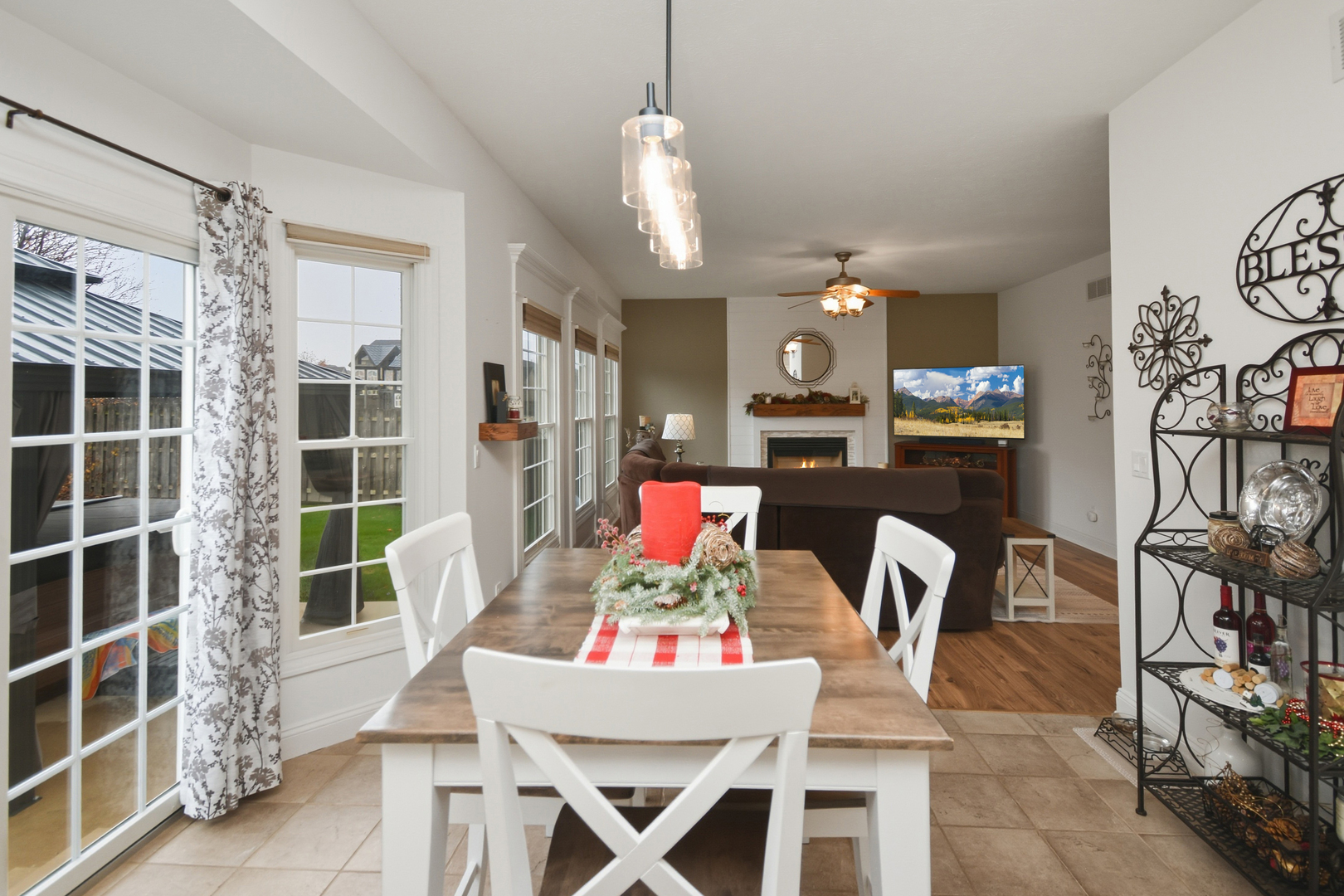 Bloomington, Illinois 61705, United States, 4 Bedrooms Bedrooms, ,4 BathroomsBathrooms,Residential,Contingent,249874