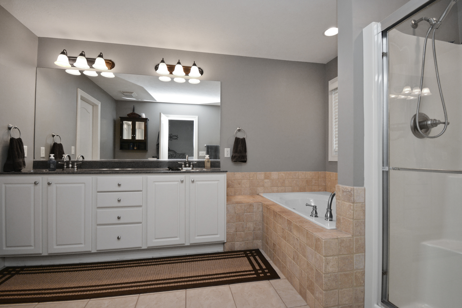 Bloomington, Illinois 61705, United States, 4 Bedrooms Bedrooms, ,4 BathroomsBathrooms,Residential,Contingent,249874