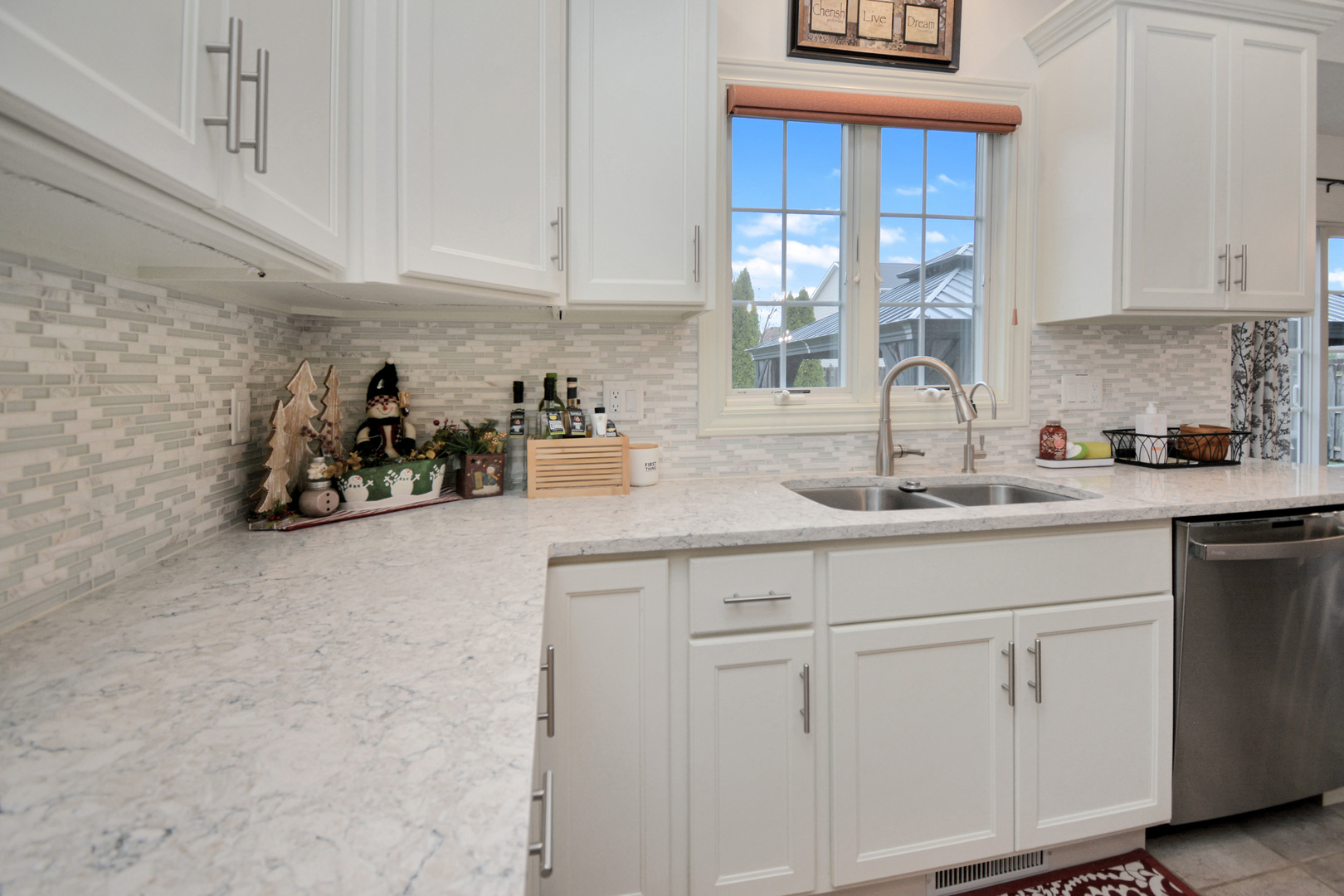 Bloomington, Illinois 61705, United States, 4 Bedrooms Bedrooms, ,4 BathroomsBathrooms,Residential,Contingent,249874