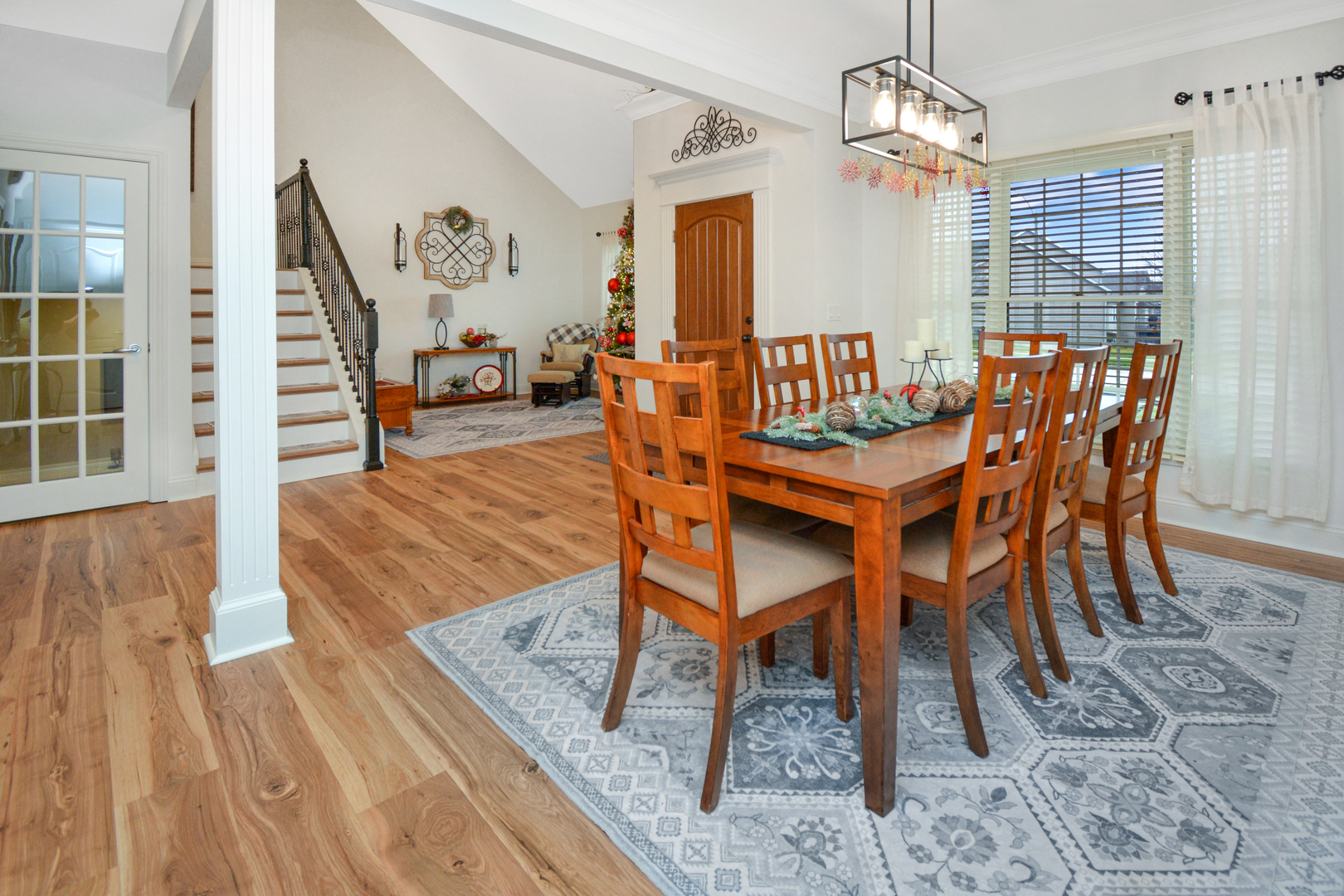 Bloomington, Illinois 61705, United States, 4 Bedrooms Bedrooms, ,4 BathroomsBathrooms,Residential,Contingent,249874