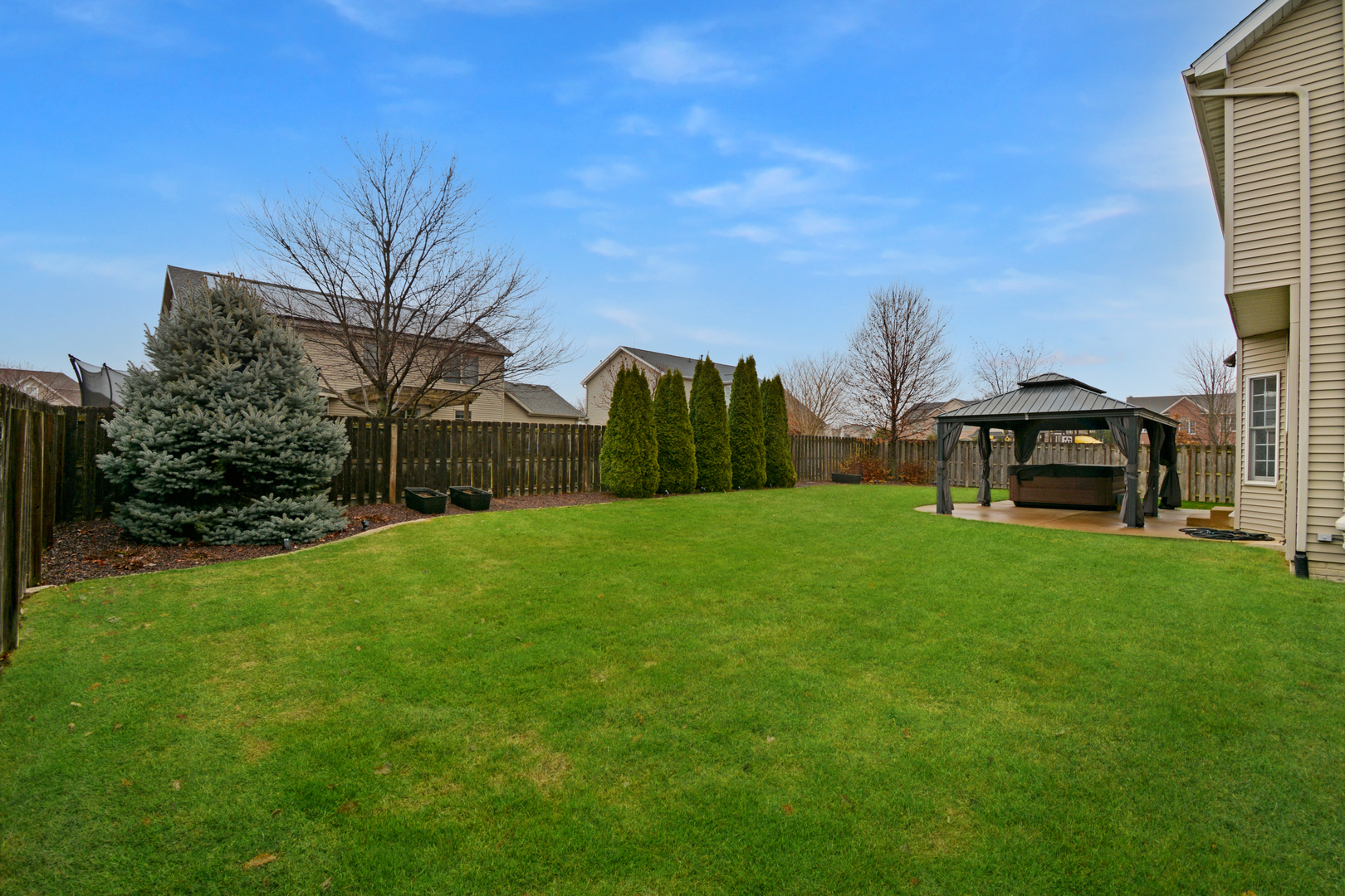 Bloomington, Illinois 61705, United States, 4 Bedrooms Bedrooms, ,4 BathroomsBathrooms,Residential,Contingent,249874