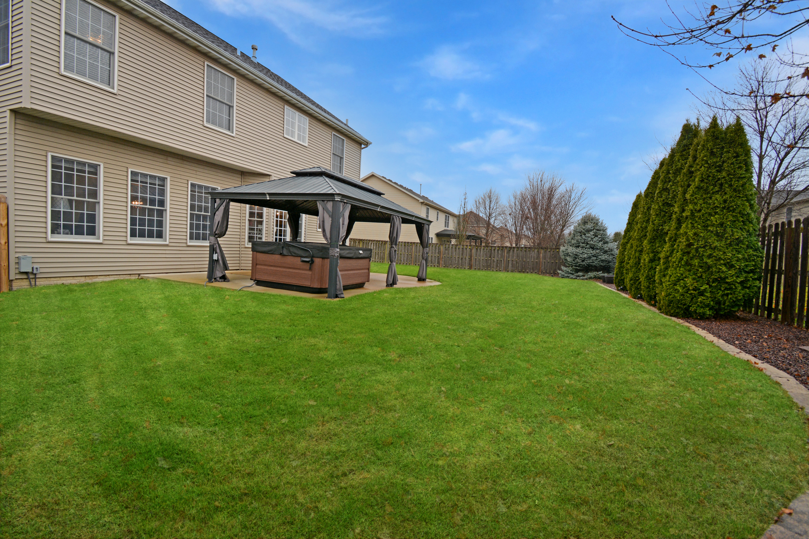 Bloomington, Illinois 61705, United States, 4 Bedrooms Bedrooms, ,4 BathroomsBathrooms,Residential,Contingent,249874