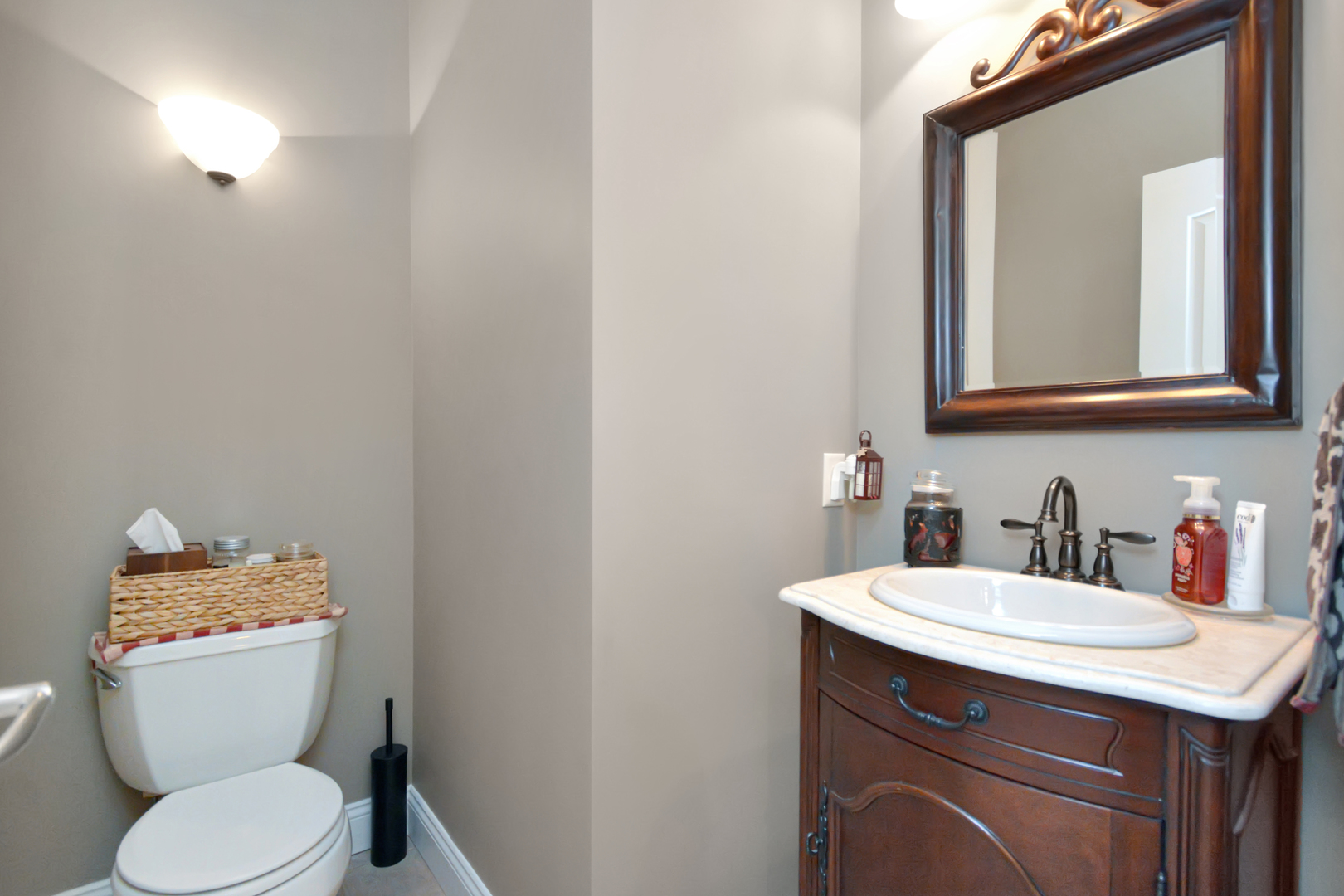 Bloomington, Illinois 61705, United States, 4 Bedrooms Bedrooms, ,4 BathroomsBathrooms,Residential,Contingent,249874