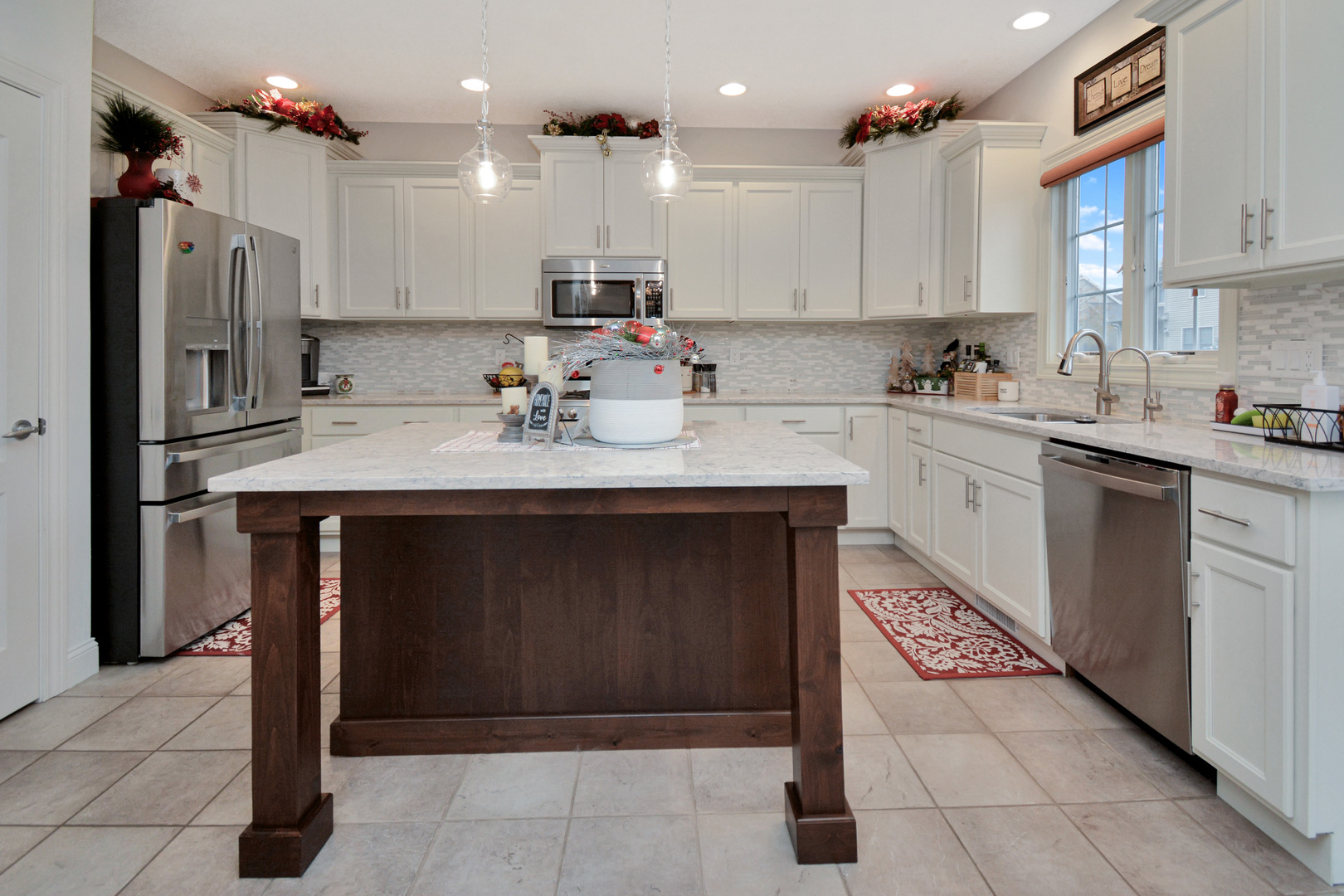 Bloomington, Illinois 61705, United States, 4 Bedrooms Bedrooms, ,4 BathroomsBathrooms,Residential,Contingent,249874