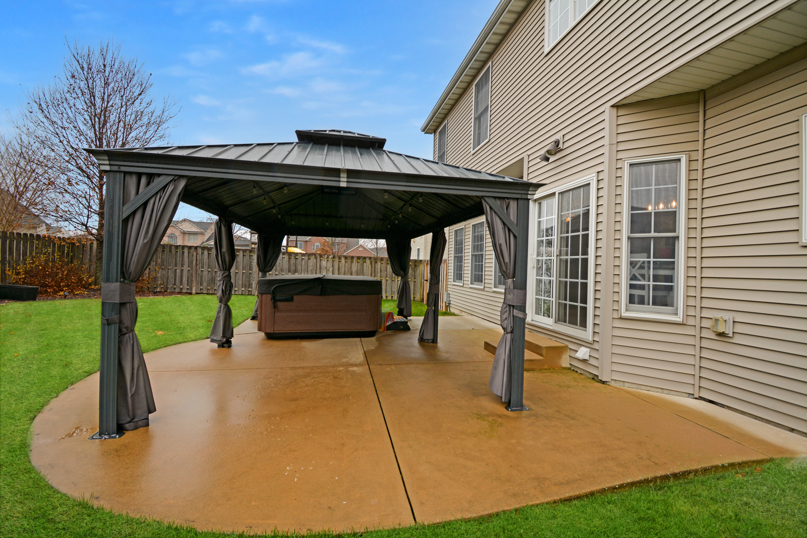 Bloomington, Illinois 61705, United States, 4 Bedrooms Bedrooms, ,4 BathroomsBathrooms,Residential,Contingent,249874