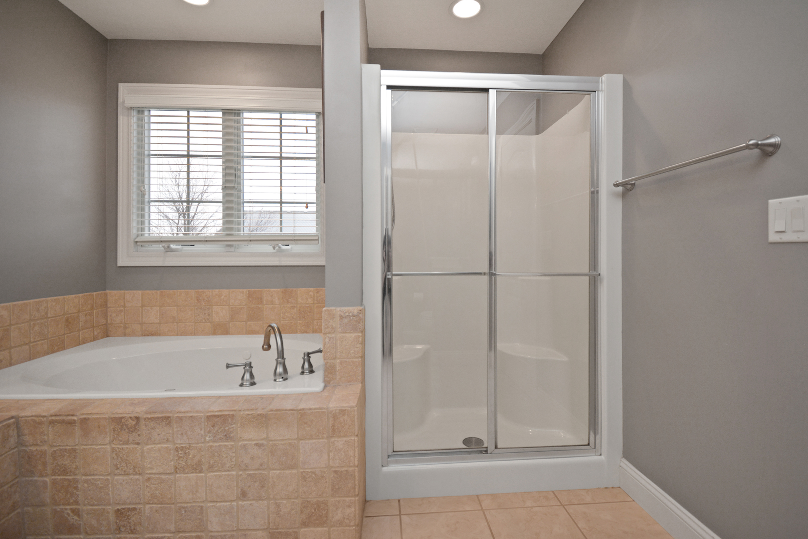 Bloomington, Illinois 61705, United States, 4 Bedrooms Bedrooms, ,4 BathroomsBathrooms,Residential,Contingent,249874