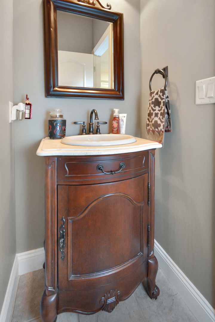 Bloomington, Illinois 61705, United States, 4 Bedrooms Bedrooms, ,4 BathroomsBathrooms,Residential,Contingent,249874