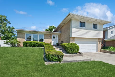 Photo of 15321 Oak Road, Oak Forest, IL 60452 (MLS # 12660298)