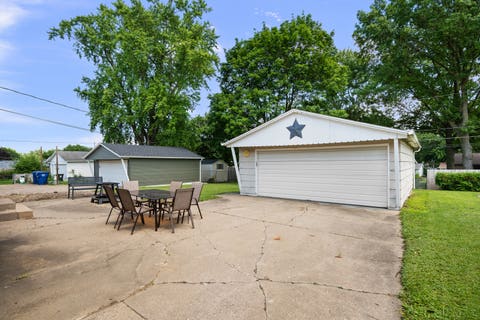 Tiny photo for 2807 N Lincoln Avenue, Davenport, IA 50804 (MLS # 12686044)