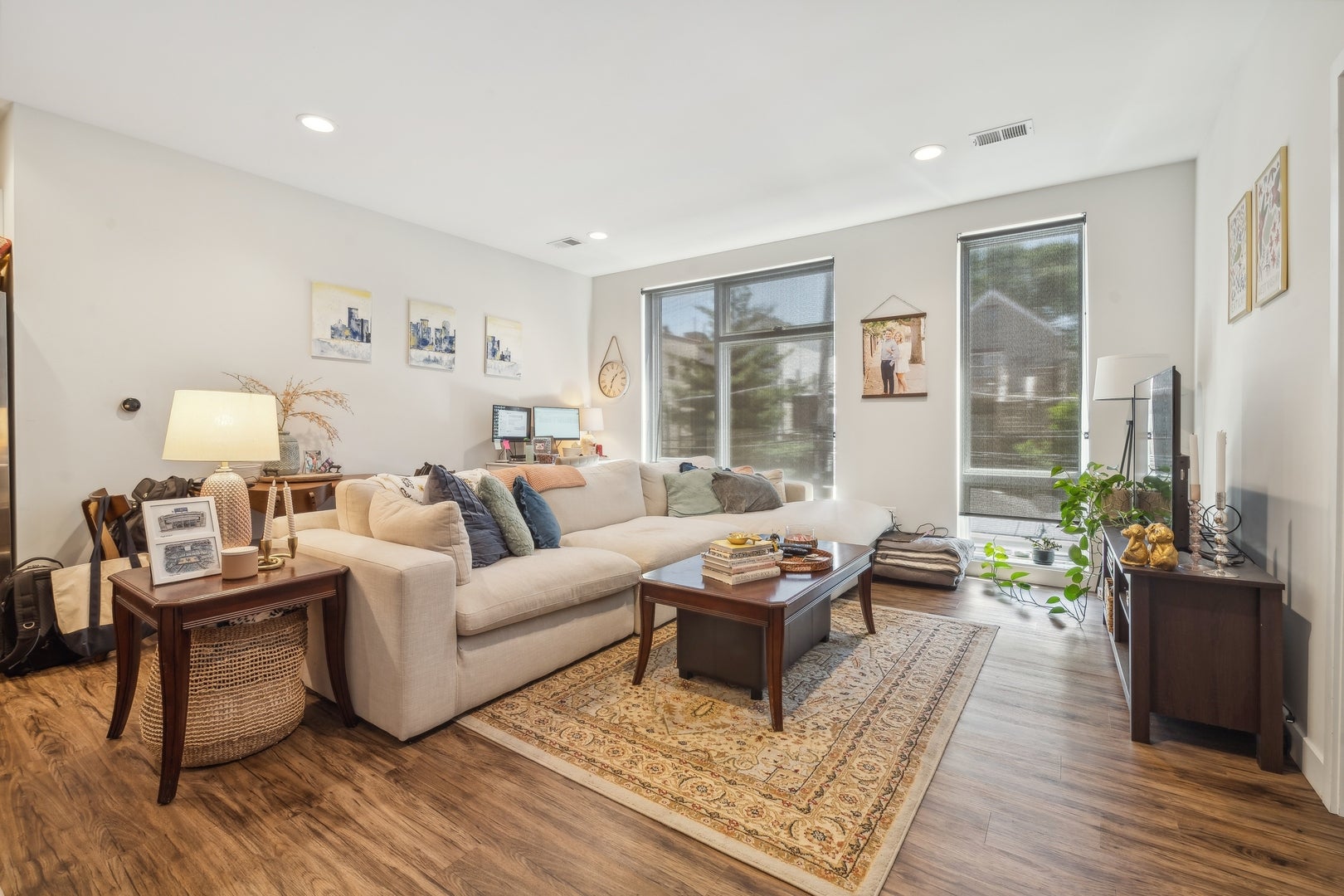 1045 W Cornelia Avenue 402