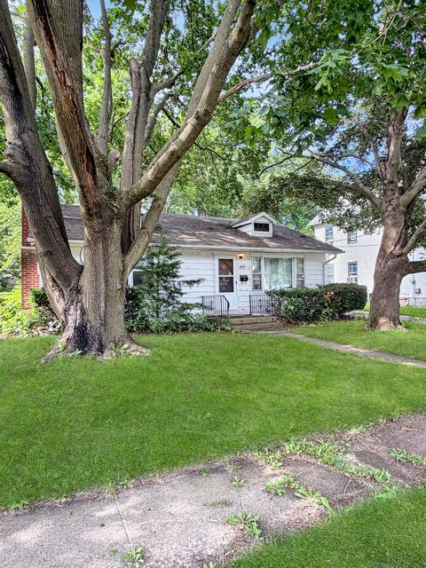 Photo of 807 E Illinois Street, Freeport, IL 61032 (MLS # 12691139)