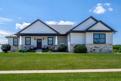 Photo of 920 Muirfield Circle, Eldridge, IA 52722 (MLS # 12753534)