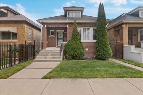 Photo of 8225 S MANISTEE Avenue, Chicago, IL 60617 (MLS # 12510821)
