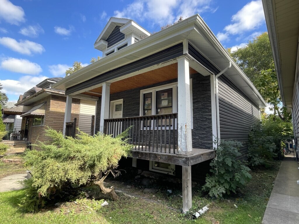 7821 S Oglesby Avenue