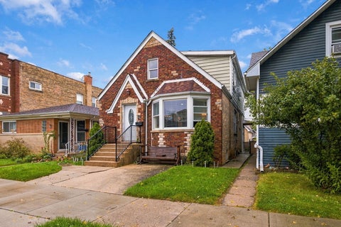 Photo of 4918 W Winnemac Avenue, Chicago, IL 60630 (MLS # 12772203)