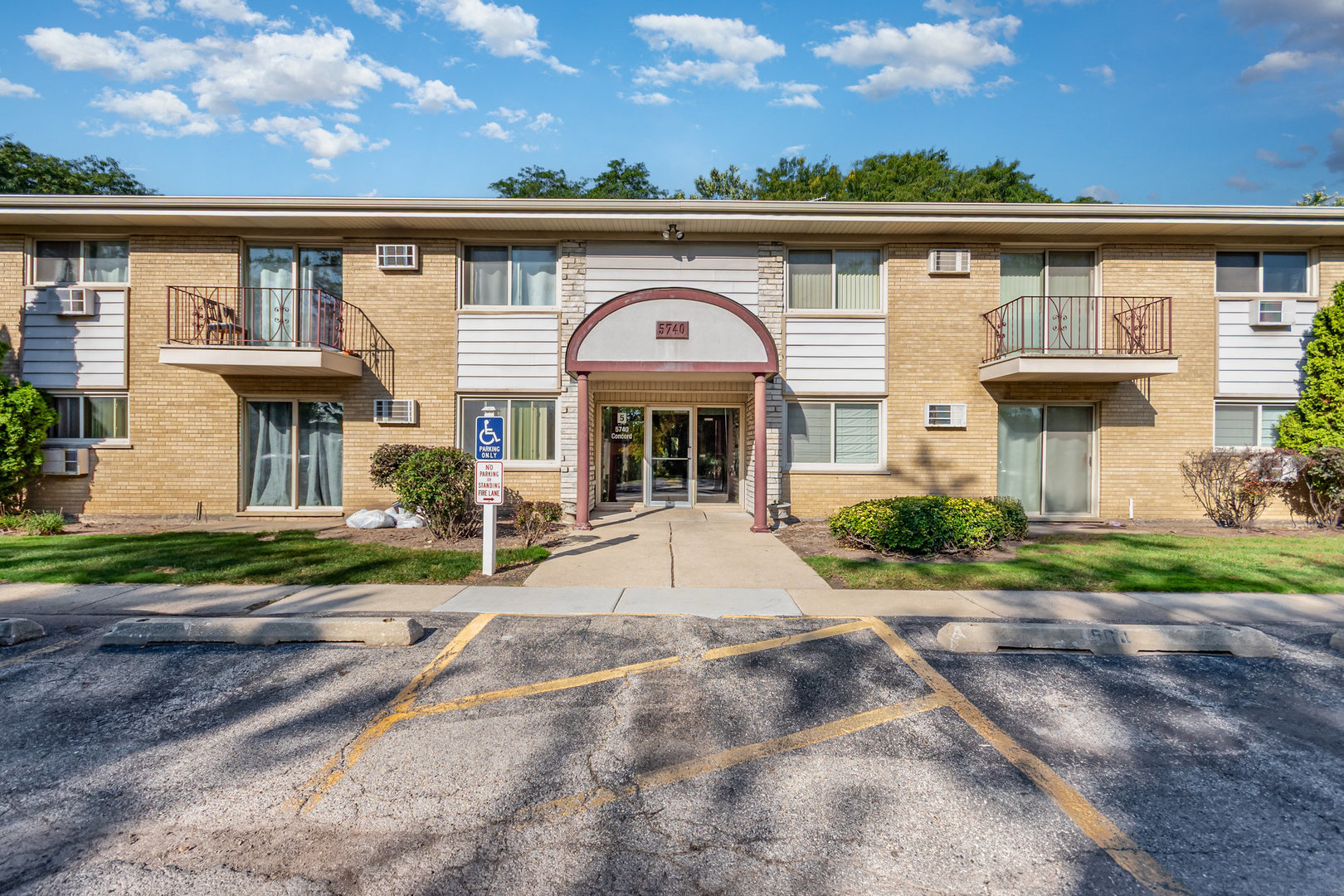 Photo 1 of 16 — 5740 Concord Lane 12, Clarendon Hills, IL 60514