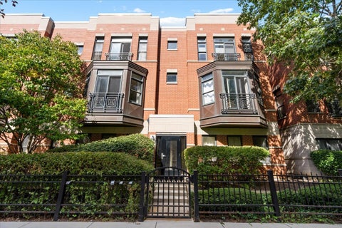 Photo of 944 W 15th Place #3B, Chicago, IL 60608 (MLS # 12773501)