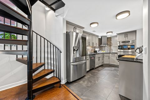 Tiny photo for 656 W Buckingham Place #1E, Chicago, IL 60657 (MLS # 12591930)