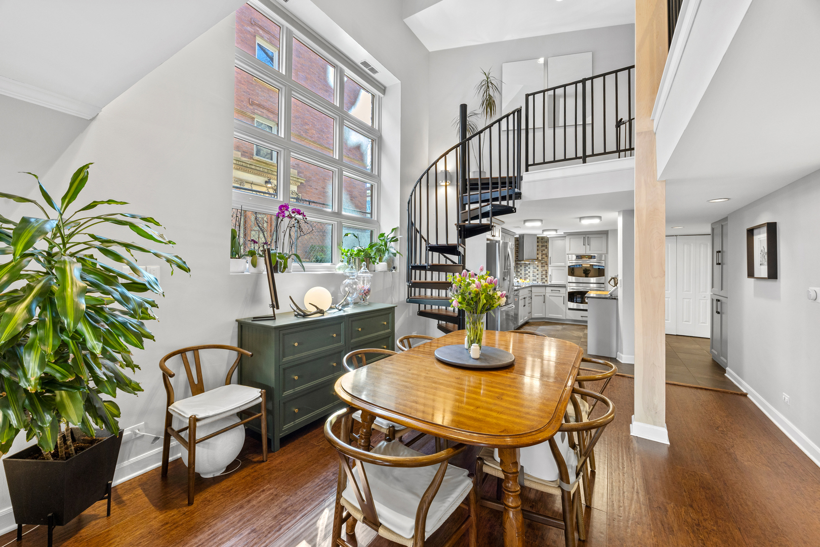 656 W Buckingham Place 1E