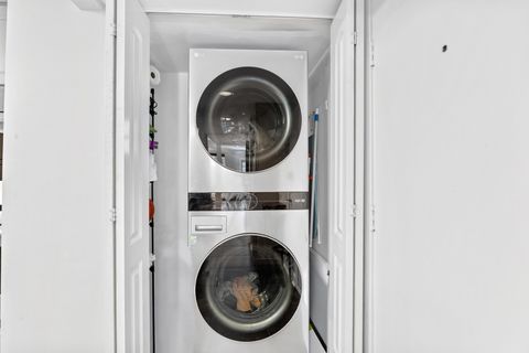 Tiny photo for 656 W Buckingham Place #1E, Chicago, IL 60657 (MLS # 12591930)