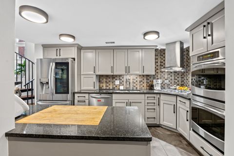 Tiny photo for 656 W Buckingham Place #1E, Chicago, IL 60657 (MLS # 12591930)