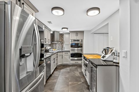 Tiny photo for 656 W Buckingham Place #1E, Chicago, IL 60657 (MLS # 12591930)