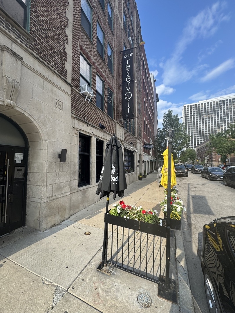 844 W Montrose Avenue
