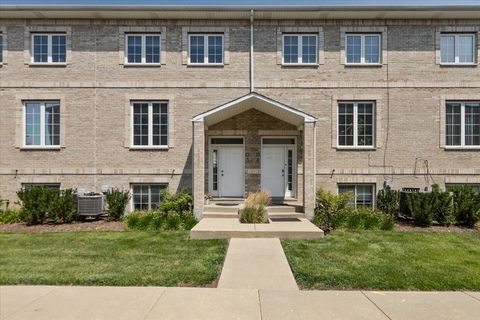 Tiny photo for 183 N East River Road #D3, Des Plaines, IL 60016 (MLS # 12474321)