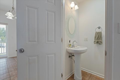 Tiny photo for 183 N East River Road #D3, Des Plaines, IL 60016 (MLS # 12474321)