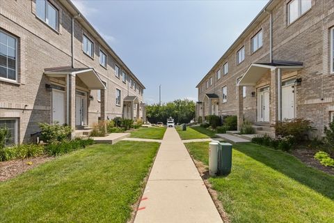 Tiny photo for 183 N East River Road #D3, Des Plaines, IL 60016 (MLS # 12474321)