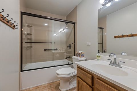 Tiny photo for 183 N East River Road #D3, Des Plaines, IL 60016 (MLS # 12474321)