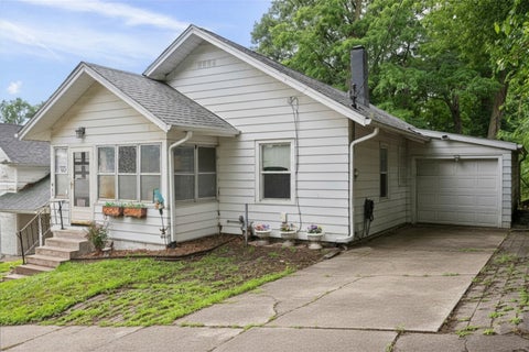 Tiny photo for 922 Madison Street, Davenport, IA 52804 (MLS # 12673628)