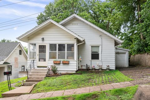 Photo of 922 Madison Street, Davenport, IA 52804 (MLS # 12673628)