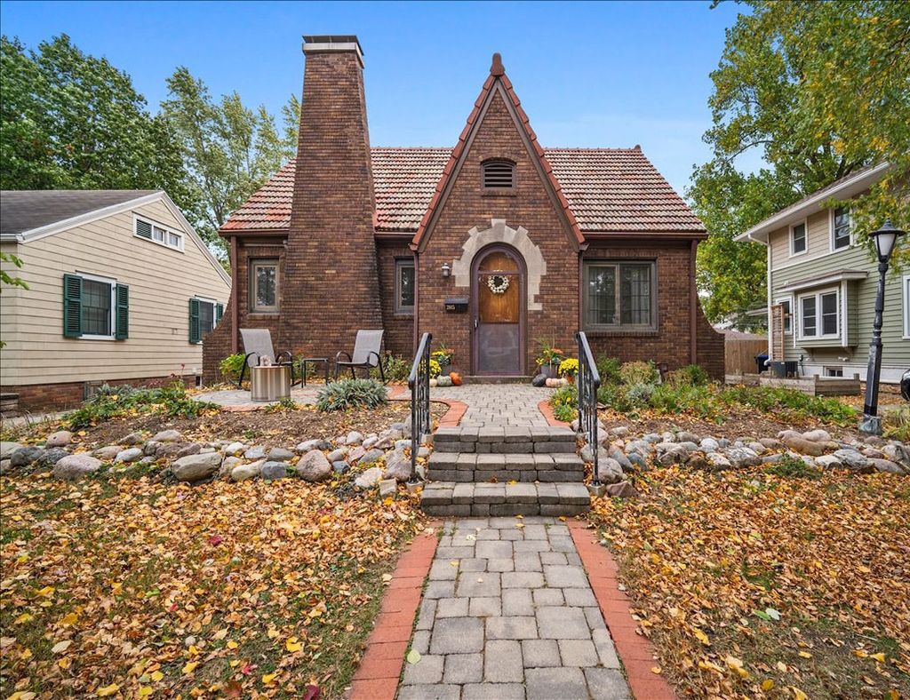 Photo for 2015 E Taylor Street, Bloomington, IL 61701 (MLS # 12499418)
